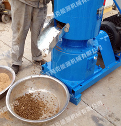 將油料倒入新鴿子飼料顆粒機上料口開(kāi)始進(jìn)行循環(huán)磨合
